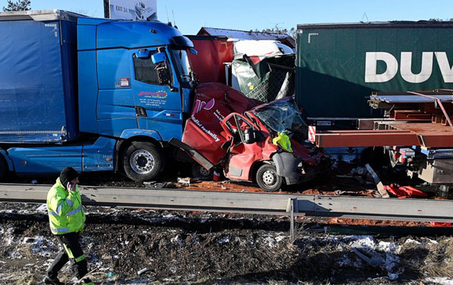 Meteofor Silna Burza Nie Na W Czechach Spowodowa A Powa Ny Wypadek Zderzy Y Si Dziesi Tki